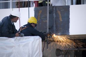 CORTE EN DOS: EL PROCESO DE LONGITUD DEL ESPÍRITU PLATEADO DE SILVERSEA COMIENZA EN EL ASTILLERO FINCANTIERI EN PALERMO CORTE EN DOS: EL PROCESO DE LONGITUD DEL ESPÍRITU PLATEADO DE SILVERSEA COMIENZA EN EL ASTILLERO FINCANTIERI EN PALERMO