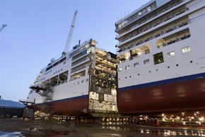 CORTE EN DOS: EL PROCESO DE LONGITUD DEL ESPÍRITU PLATEADO DE SILVERSEA COMIENZA EN EL ASTILLERO FINCANTIERI EN PALERMO CORTE EN DOS: EL PROCESO DE LONGITUD DEL ESPÍRITU PLATEADO DE SILVERSEA COMIENZA EN EL ASTILLERO FINCANTIERI EN PALERMO